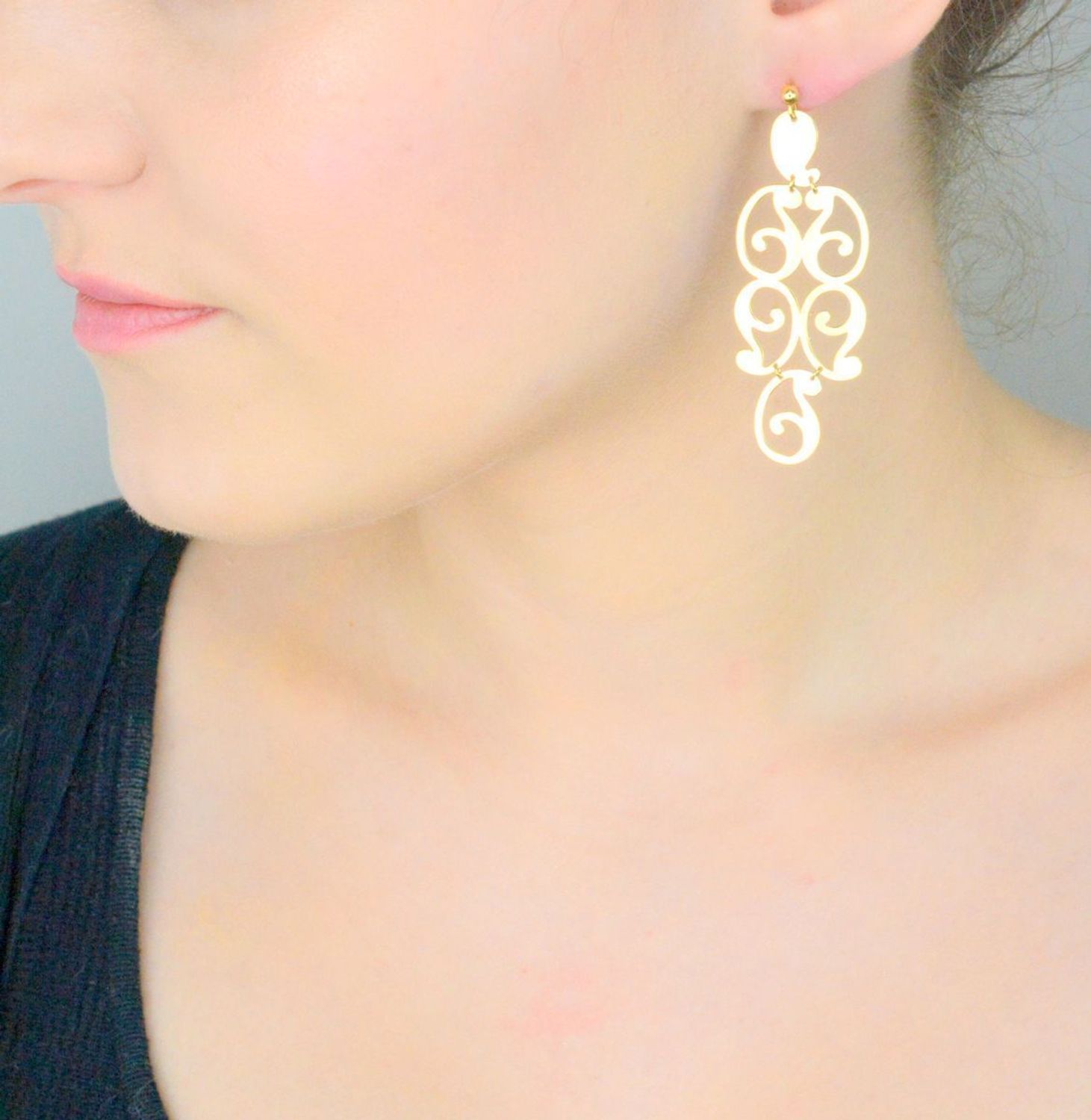 Kolczyki damskie złote 585 wiszące ażurki OR ZO 73 Złote kolczyki zostały wykonane z wysokiej jakości złota próby 585. Złote kolczyki ażurowe, kunsztownie wykonane to idealny prezent 1.jpg